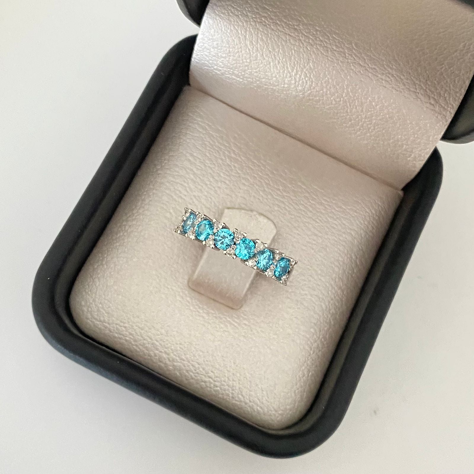 Anillo circones azules borde diamantes (POR FABRICACION) Oro blanco 18k / Talla 6 / 3,7 Gr